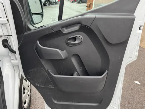 HN23GRU Renault Master LM35dCi 135 Business+ Medium Roof Van Thumbnail #12