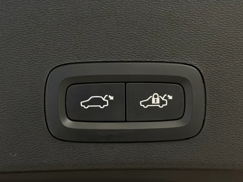 RE25KLV Volvo XC40 2.0 B4P Plus Black Edition 5dr Auto Thumbnail #10