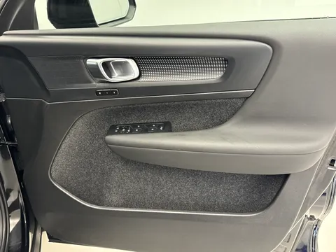 RE25KLV Volvo XC40 2.0 B4P Plus Black Edition 5dr Auto Thumbnail #18