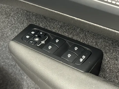 RE25KLV Volvo XC40 2.0 B4P Plus Black Edition 5dr Auto Thumbnail #19