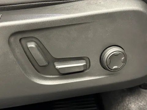 RE25KLV Volvo XC40 2.0 B4P Plus Black Edition 5dr Auto Thumbnail #21