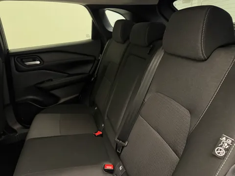 YC72VFH Nissan Qashqai 1.3 DiG-T MH N-Connecta [Glass Roof] 5dr Thumbnail #11