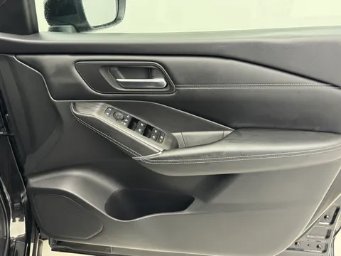 YC72VFH Nissan Qashqai 1.3 DiG-T MH N-Connecta [Glass Roof] 5dr Thumbnail #19