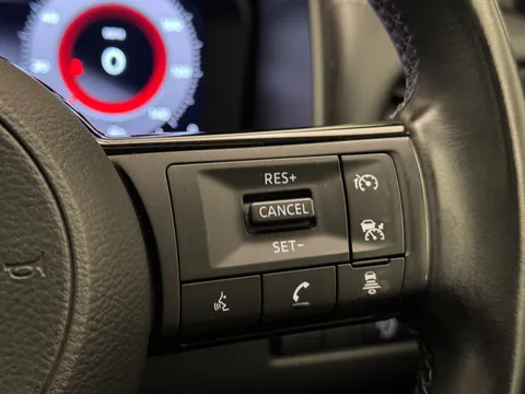 YC72VFH Nissan Qashqai 1.3 DiG-T MH N-Connecta [Glass Roof] 5dr Thumbnail #23