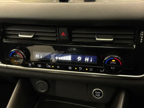 YC72VFH Nissan Qashqai 1.3 DiG-T MH N-Connecta [Glass Roof] 5dr Thumbnail #27