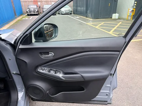 OW74ZKZ Nissan Juke 1.6 Hybrid N-Connecta 5dr Auto Thumbnail #18