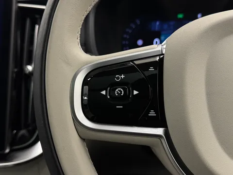 DU75XOO Volvo XC90 2.0 B5P Ultra Dark 5dr AWD Geartronic Thumbnail #30