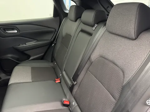 OY74ZGE Nissan Qashqai 1.3 DiG-T MH N-Connecta [Glass Roof] 5dr Thumbnail #10