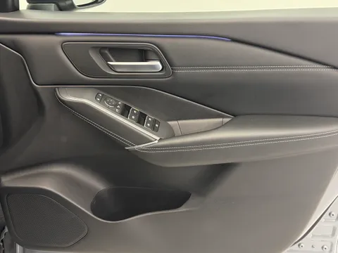 OY74ZGE Nissan Qashqai 1.3 DiG-T MH N-Connecta [Glass Roof] 5dr Thumbnail #12