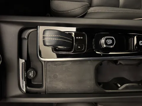 CV71VDX Volvo XC60 2.0 B4D R DESIGN 5dr AWD Geartronic Thumbnail #16