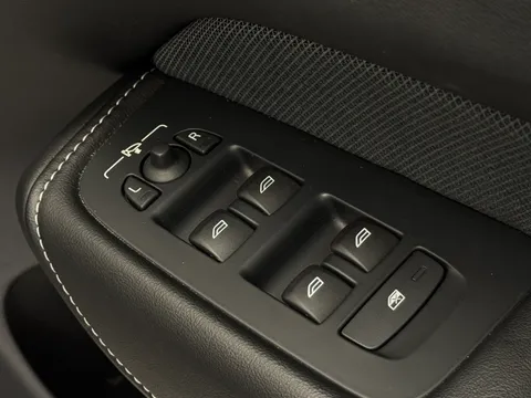 CV71VDX Volvo XC60 2.0 B4D R DESIGN 5dr AWD Geartronic Thumbnail #21
