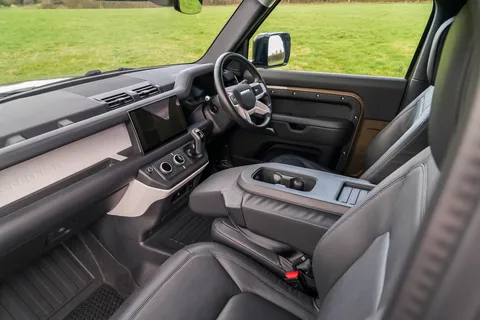 VX25TWE Land Rover Defender 3.0 D250 Hard Top X-Dynamic HSE Auto [3 Seat] Thumbnail #31