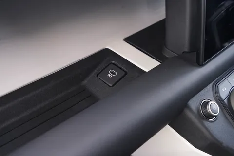 VX25TWE Land Rover Defender 3.0 D250 Hard Top X-Dynamic HSE Auto [3 Seat] Thumbnail #59