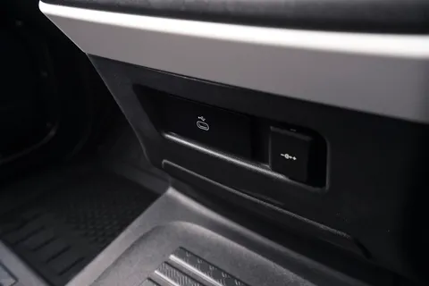 VX25TWE Land Rover Defender 3.0 D250 Hard Top X-Dynamic HSE Auto [3 Seat] Thumbnail #60