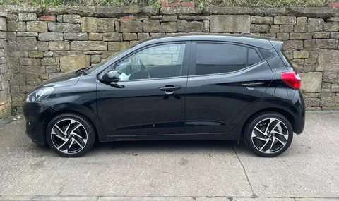 MM22VZY Hyundai i10 1.2 MPi Premium 5dr Auto Thumbnail #3