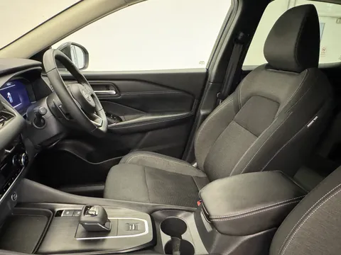 DS72XYL Nissan Qashqai 1.3 DiG-T MH 158 N-Connecta 5dr Xtronic Thumbnail #17