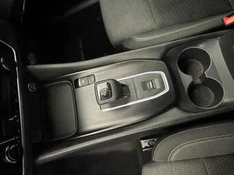 DS72XYL Nissan Qashqai 1.3 DiG-T MH 158 N-Connecta 5dr Xtronic Thumbnail #18