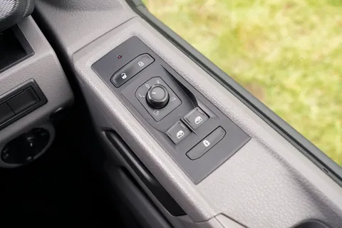 GM21ONC Volkswagen Transporter 2.0 TDI 150 Highline Kombi Van Thumbnail #44