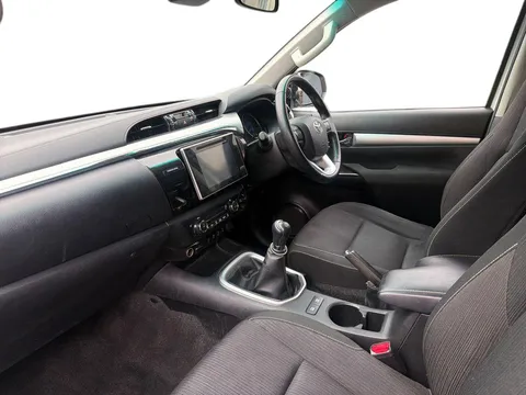 ML19LME Toyota Hilux Invincible D/Cab Pick Up 2.4 D-4D Thumbnail #4