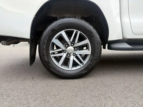 ML19LME Toyota Hilux Invincible D/Cab Pick Up 2.4 D-4D Thumbnail #5