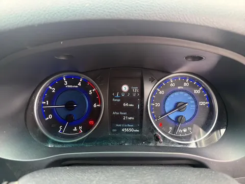 ML19LME Toyota Hilux Invincible D/Cab Pick Up 2.4 D-4D Thumbnail #12