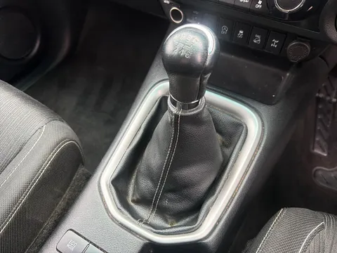 ML19LME Toyota Hilux Invincible D/Cab Pick Up 2.4 D-4D Thumbnail #13