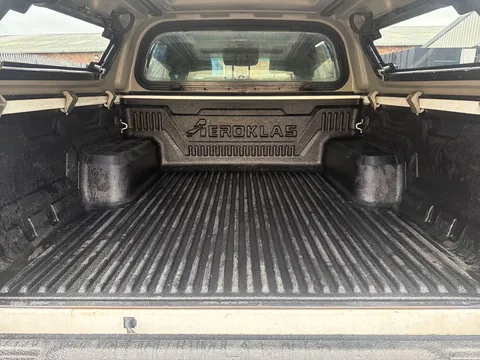 ML19LME Toyota Hilux Invincible D/Cab Pick Up 2.4 D-4D Thumbnail #14