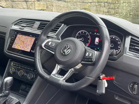 LL18UZP Volkswagen Tiguan 2.0 TSi 180 4Motion R-Line 5dr DSG Thumbnail #2