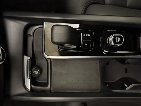 DU25WBN Volvo XC60 2.0 B5P Plus Dark 5dr AWD Geartronic Thumbnail #14