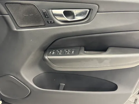 DU25WBN Volvo XC60 2.0 B5P Plus Dark 5dr AWD Geartronic Thumbnail #16