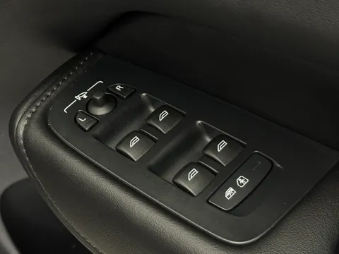 DU25WBN Volvo XC60 2.0 B5P Plus Dark 5dr AWD Geartronic Thumbnail #17