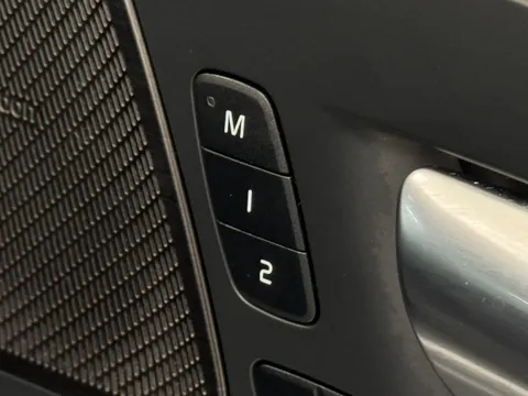 DU25WBN Volvo XC60 2.0 B5P Plus Dark 5dr AWD Geartronic Thumbnail #18