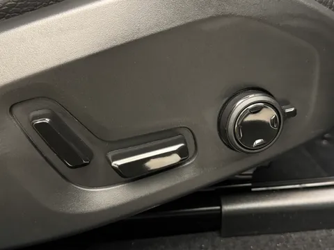 DU25WBN Volvo XC60 2.0 B5P Plus Dark 5dr AWD Geartronic Thumbnail #20