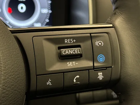 OV74WZS Nissan Qashqai 1.3 DiG-T MH N-Connecta [Glass Roof] 5dr Thumbnail #23