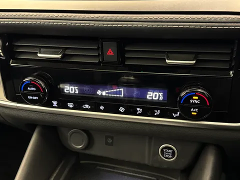 OV74WZS Nissan Qashqai 1.3 DiG-T MH N-Connecta [Glass Roof] 5dr Thumbnail #28