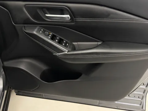 YC72WUV Nissan Qashqai 1.3 DiG-T MH N-Connecta [Glass Roof] 5dr Thumbnail #21