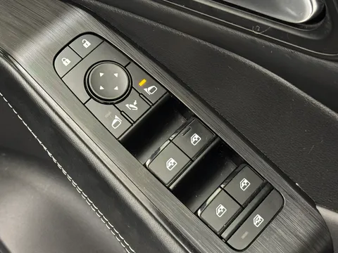 YC72WUV Nissan Qashqai 1.3 DiG-T MH N-Connecta [Glass Roof] 5dr Thumbnail #22