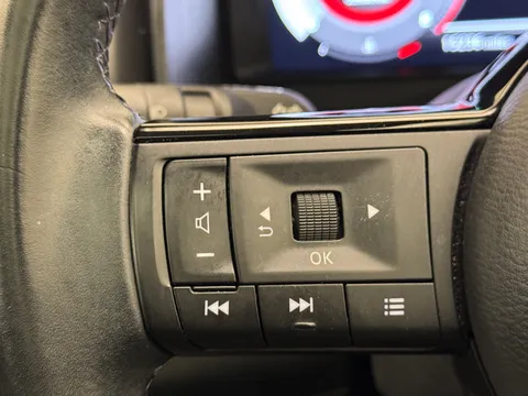 YC72WUV Nissan Qashqai 1.3 DiG-T MH N-Connecta [Glass Roof] 5dr Thumbnail #24