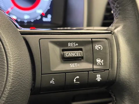 YC72WUV Nissan Qashqai 1.3 DiG-T MH N-Connecta [Glass Roof] 5dr Thumbnail #25