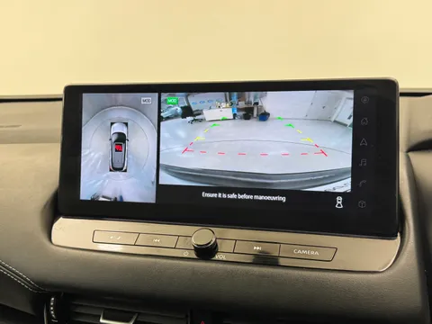 YC72WUV Nissan Qashqai 1.3 DiG-T MH N-Connecta [Glass Roof] 5dr Thumbnail #28