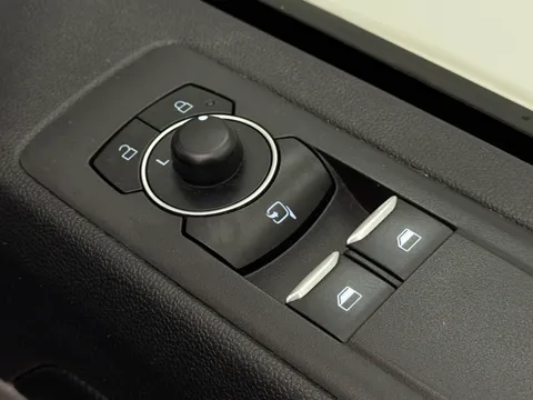 DL73FND Ford Transit Custom 2.0 EcoBlue 136ps H1 Van Limited Thumbnail #16