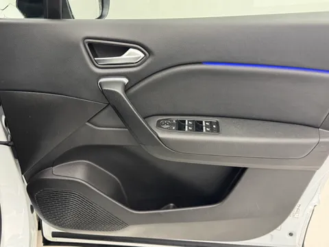 PF72NBE Renault Captur 1.6 E-Tech full hybrid 145 Techno 5dr Auto Thumbnail #17