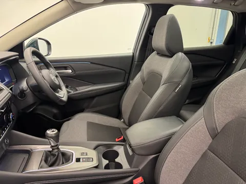 OE25UMF Nissan Qashqai 1.3 DiG-T MH N-Connecta [Glass Roof] 5dr Thumbnail #15