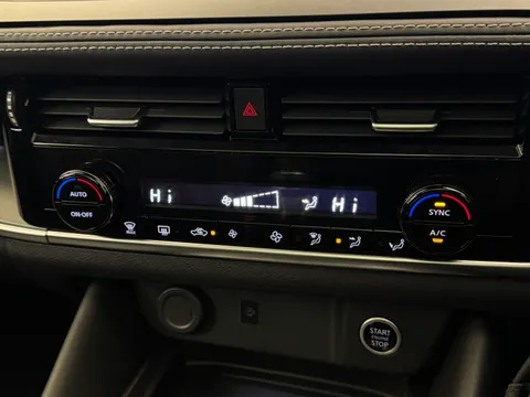 OE25UMF Nissan Qashqai 1.3 DiG-T MH N-Connecta [Glass Roof] 5dr Thumbnail #27