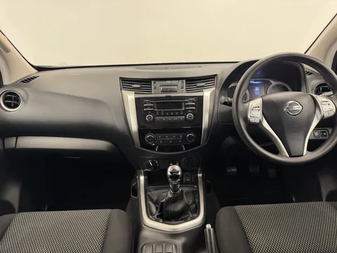 OW72ZVH Nissan Navara Double Cab Pick Up Acenta 2.3dCi 163 TT 4WD Thumbnail #3