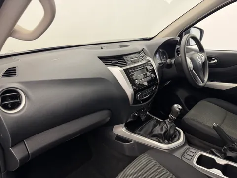 OW72ZVH Nissan Navara Double Cab Pick Up Acenta 2.3dCi 163 TT 4WD Thumbnail #14