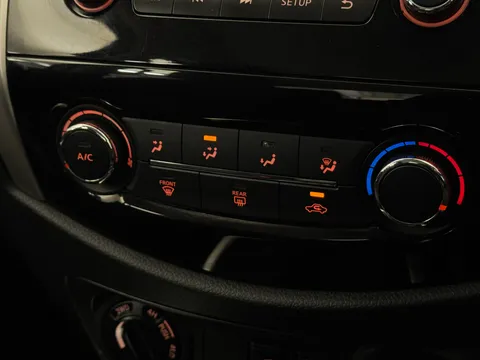 OW72ZVH Nissan Navara Double Cab Pick Up Acenta 2.3dCi 163 TT 4WD Thumbnail #26