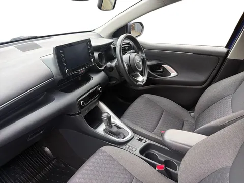 DY23LYH Toyota Yaris 1.5 Hybrid Design 5dr CVT Thumbnail #4