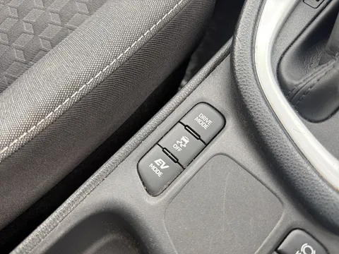 DY23LYH Toyota Yaris 1.5 Hybrid Design 5dr CVT Thumbnail #15