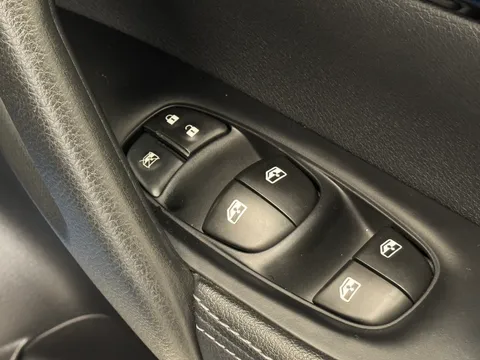 19 of 31 for Nissan Qashqai 1.3 DiG-T Acenta Premium 5dr